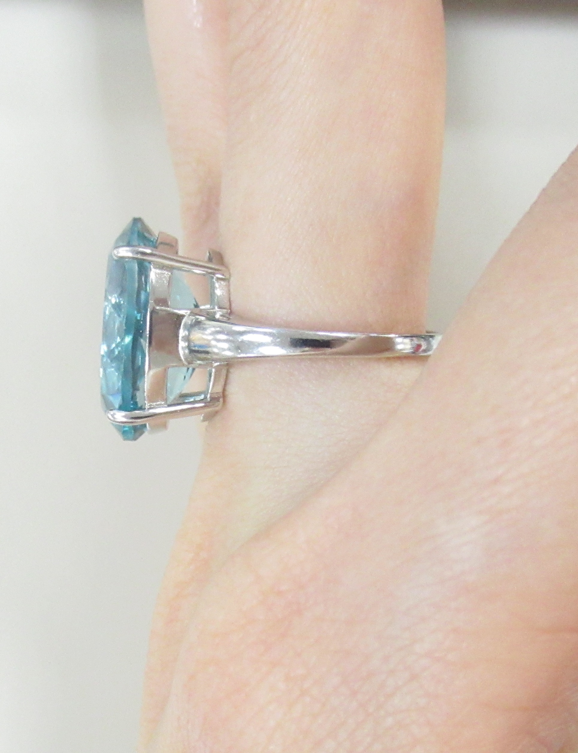 Серебряное кольцо 925 пробы; вставки 1 Топаз 15,38ct;